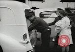Standbild Personen die nach Japan zurückgeführt werden sollen kommen mit dem Zug und an Bus Jersey City New Jersey USA, 1943, aus Sekunde 31 historischem Filmmaterial Videoclip 65675058288