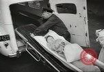 Standbild Personen die nach Japan zurückgeführt werden sollen kommen mit dem Zug und an Bus Jersey City New Jersey USA, 1943, aus Sekunde 32 historischem Filmmaterial Videoclip 65675058288