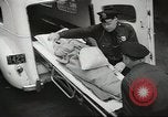 Standbild Personen die nach Japan zurückgeführt werden sollen kommen mit dem Zug und an Bus Jersey City New Jersey USA, 1943, aus Sekunde 34 historischem Filmmaterial Videoclip 65675058288