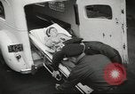Standbild Personen die nach Japan zurückgeführt werden sollen kommen mit dem Zug und an Bus Jersey City New Jersey USA, 1943, aus Sekunde 35 historischem Filmmaterial Videoclip 65675058288