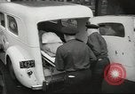Standbild Personen die nach Japan zurückgeführt werden sollen kommen mit dem Zug und an Bus Jersey City New Jersey USA, 1943, aus Sekunde 40 historischem Filmmaterial Videoclip 65675058288
