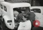 Standbild Personen die nach Japan zurückgeführt werden sollen kommen mit dem Zug und an Bus Jersey City New Jersey USA, 1943, aus Sekunde 42 historischem Filmmaterial Videoclip 65675058288