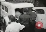 Standbild Personen die nach Japan zurückgeführt werden sollen kommen mit dem Zug und an Bus Jersey City New Jersey USA, 1943, aus Sekunde 43 historischem Filmmaterial Videoclip 65675058288