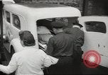 Standbild Personen die nach Japan zurückgeführt werden sollen kommen mit dem Zug und an Bus Jersey City New Jersey USA, 1943, aus Sekunde 44 historischem Filmmaterial Videoclip 65675058288
