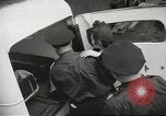 Standbild Personen die nach Japan zurückgeführt werden sollen kommen mit dem Zug und an Bus Jersey City New Jersey USA, 1943, aus Sekunde 45 historischem Filmmaterial Videoclip 65675058288