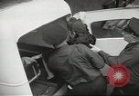 Standbild Personen die nach Japan zurückgeführt werden sollen kommen mit dem Zug und an Bus Jersey City New Jersey USA, 1943, aus Sekunde 46 historischem Filmmaterial Videoclip 65675058288