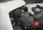 Standbild Personen die nach Japan zurückgeführt werden sollen kommen mit dem Zug und an Bus Jersey City New Jersey USA, 1943, aus Sekunde 47 historischem Filmmaterial Videoclip 65675058288