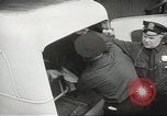 Standbild Personen die nach Japan zurückgeführt werden sollen kommen mit dem Zug und an Bus Jersey City New Jersey USA, 1943, aus Sekunde 48 historischem Filmmaterial Videoclip 65675058288