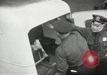 Standbild Personen die nach Japan zurückgeführt werden sollen kommen mit dem Zug und an Bus Jersey City New Jersey USA, 1943, aus Sekunde 49 historischem Filmmaterial Videoclip 65675058288