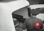 Standbild Personen die nach Japan zurückgeführt werden sollen kommen mit dem Zug und an Bus Jersey City New Jersey USA, 1943, aus Sekunde 50 historischem Filmmaterial Videoclip 65675058288