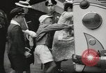 Standbild Personen die nach Japan zurückgeführt werden sollen kommen mit dem Zug und an Bus Jersey City New Jersey USA, 1943, aus Sekunde 51 historischem Filmmaterial Videoclip 65675058288