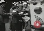 Standbild Personen die nach Japan zurückgeführt werden sollen kommen mit dem Zug und an Bus Jersey City New Jersey USA, 1943, aus Sekunde 52 historischem Filmmaterial Videoclip 65675058288