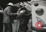 Standbild Personen die nach Japan zurückgeführt werden sollen kommen mit dem Zug und an Bus Jersey City New Jersey USA, 1943, aus Sekunde 53 historischem Filmmaterial Videoclip 65675058288