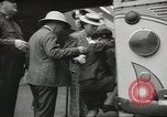 Standbild Personen die nach Japan zurückgeführt werden sollen kommen mit dem Zug und an Bus Jersey City New Jersey USA, 1943, aus Sekunde 54 historischem Filmmaterial Videoclip 65675058288