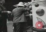 Standbild Personen die nach Japan zurückgeführt werden sollen kommen mit dem Zug und an Bus Jersey City New Jersey USA, 1943, aus Sekunde 55 historischem Filmmaterial Videoclip 65675058288