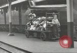 Standbild Personen die nach Japan zurückgeführt werden sollen kommen mit dem Zug und an Bus Jersey City New Jersey USA, 1943, aus Sekunde 56 historischem Filmmaterial Videoclip 65675058288