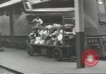 Standbild Personen die nach Japan zurückgeführt werden sollen kommen mit dem Zug und an Bus Jersey City New Jersey USA, 1943, aus Sekunde 57 historischem Filmmaterial Videoclip 65675058288