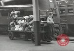 Standbild Personen die nach Japan zurückgeführt werden sollen kommen mit dem Zug und an Bus Jersey City New Jersey USA, 1943, aus Sekunde 58 historischem Filmmaterial Videoclip 65675058288