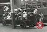 Standbild Personen die nach Japan zurückgeführt werden sollen kommen mit dem Zug und an Bus Jersey City New Jersey USA, 1943, aus Sekunde 59 historischem Filmmaterial Videoclip 65675058288