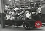 Standbild Personen die nach Japan zurückgeführt werden sollen kommen mit dem Zug und an Bus Jersey City New Jersey USA, 1943, aus Sekunde 60 historischem Filmmaterial Videoclip 65675058288