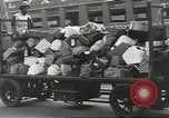 Standbild Personen die nach Japan zurückgeführt werden sollen kommen mit dem Zug und an Bus Jersey City New Jersey USA, 1943, aus Sekunde 61 historischem Filmmaterial Videoclip 65675058288