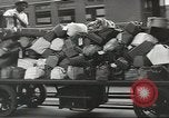 Standbild Personen die nach Japan zurückgeführt werden sollen kommen mit dem Zug und an Bus Jersey City New Jersey USA, 1943, aus Sekunde 62 historischem Filmmaterial Videoclip 65675058288