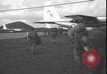 Standbild belgische Soldaten Leopoldville Republik Kongo, 1964, aus Sekunde 26 historischem Filmmaterial Videoclip 65675058315