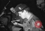 Standbild belgischen Truppen an Bord der US Air Force C-130 Flugzeugen Stanleyville Kongo, 1964, aus Sekunde 28 historischem Filmmaterial Videoclip 65675058322
