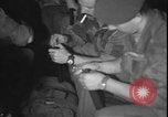 Standbild belgischen Truppen an Bord der US Air Force C-130 Flugzeugen Stanleyville Kongo, 1964, aus Sekunde 29 historischem Filmmaterial Videoclip 65675058322