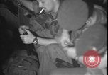 Standbild belgischen Truppen an Bord der US Air Force C-130 Flugzeugen Stanleyville Kongo, 1964, aus Sekunde 35 historischem Filmmaterial Videoclip 65675058322