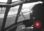 Standbild belgischen Truppen an Bord der US Air Force C-130 Flugzeugen Stanleyville Kongo, 1964, aus Sekunde 54 historischem Filmmaterial Videoclip 65675058322