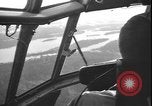 Standbild belgischen Truppen an Bord der US Air Force C-130 Flugzeugen Stanleyville Kongo, 1964, aus Sekunde 55 historischem Filmmaterial Videoclip 65675058322