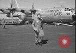 Standbild Task Force Commander Ascension Island, 1964, aus Sekunde 26 historischem Filmmaterial Videoclip 65675058331