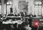 Immagine di MacArthur lo sbarco a Pusan con le truppe degli Stati Uniti Corea, 1951, secondo 26 filmato di repertorio 65675058357