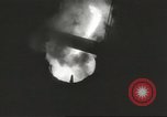 Standbild Bomben aus geschmolzenem Metall United States USA, 1943, aus Sekunde 21 historischem Filmmaterial Videoclip 65675058383