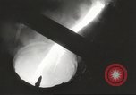 Standbild Bomben aus geschmolzenem Metall United States USA, 1943, aus Sekunde 29 historischem Filmmaterial Videoclip 65675058383