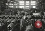 Image bombe de 1000 livres assemblée United States USA, 1943, de la seconde 12 séquences d'archives historiques vidéo 65675058385
