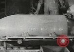 Image bombe de 1000 livres assemblée United States USA, 1943, de la seconde 20 séquences d'archives historiques vidéo 65675058385