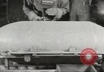 Image bombe de 1000 livres assemblée United States USA, 1943, de la seconde 23 séquences d'archives historiques vidéo 65675058385