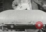 Image bombe de 1000 livres assemblée United States USA, 1943, de la seconde 24 séquences d'archives historiques vidéo 65675058385