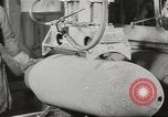 Image bombe de 1000 livres assemblée United States USA, 1943, de la seconde 38 séquences d'archives historiques vidéo 65675058385
