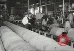 Image bombe de 1000 livres assemblée United States USA, 1943, de la seconde 56 séquences d'archives historiques vidéo 65675058385
