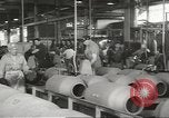 Image bombe de 1000 livres assemblée United States USA, 1943, de la seconde 62 séquences d'archives historiques vidéo 65675058385
