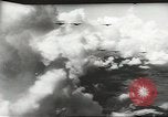 Immagine di Stati Uniti B 24 bombardieri Nuova Guinea, 1943, secondo 26 filmato di repertorio 65675058431