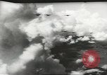 Immagine di Stati Uniti B 24 bombardieri Nuova Guinea, 1943, secondo 27 filmato di repertorio 65675058431