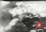 Immagine di Stati Uniti B 24 bombardieri Nuova Guinea, 1943, secondo 28 filmato di repertorio 65675058431