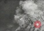 Immagine di Stati Uniti B 24 bombardieri Nuova Guinea, 1943, secondo 56 filmato di repertorio 65675058431