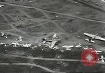 Standbild zerstörten Flugzeuge Salomonen, 1942, aus Sekunde 9 historischem Filmmaterial Videoclip 65675058471