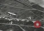 Standbild zerstörten Flugzeuge Salomonen, 1942, aus Sekunde 12 historischem Filmmaterial Videoclip 65675058471