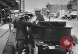 Standbild Edsel Ford verlässt Dearborn Michigan in Ford Kfz Dearborn Michigan USA, 1915, aus Sekunde 10 historischem Filmmaterial Videoclip 65675058505